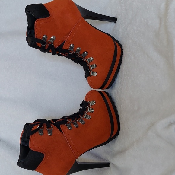 Orange Tread Heeled Platform Construction Boots, Size 7 - Picture 5 of 11